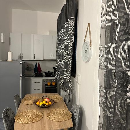 Apartment Near The Centre Of ティラナ エクステリア 写真