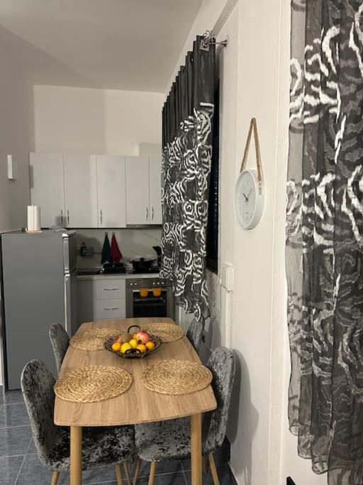 Apartment Near The Centre Of ティラナ エクステリア 写真