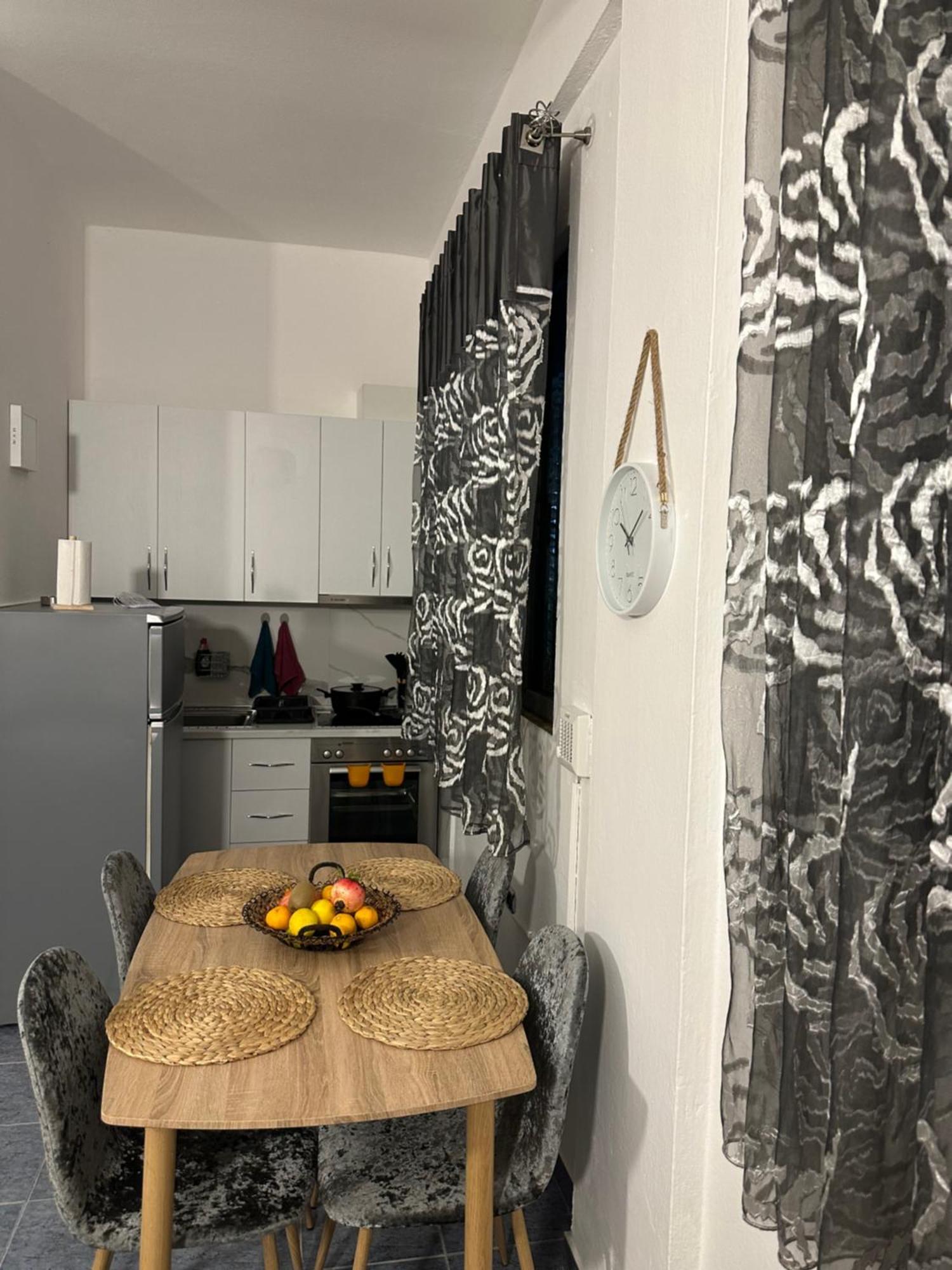 Apartment Near The Centre Of ティラナ エクステリア 写真